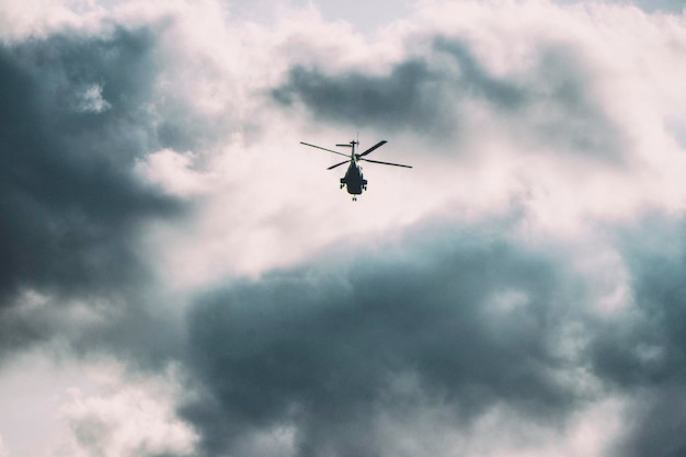 Vista de bajo ángulo de un helicóptero volando en el cielo