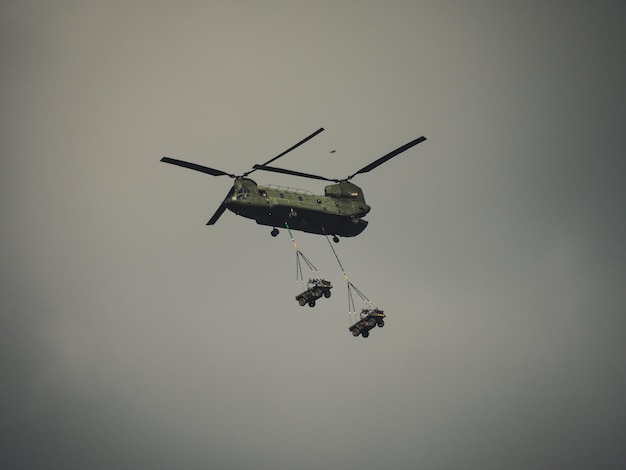 Foto vista de bajo ángulo de un helicóptero volando en el cielo