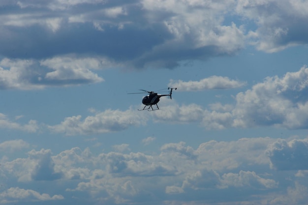 Vista de bajo ángulo de un helicóptero volando contra el cielo