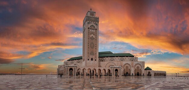 Vista de ángulo bajo de la histórica mezquita hasan ii con el minarete más alto contra el cielo dramático