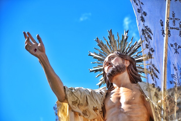 Foto vista de bajo ángulo del hombre contra el cielo azul