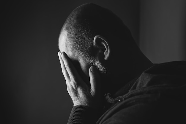 Vista de bajo ángulo del hombre contra un fondo negro