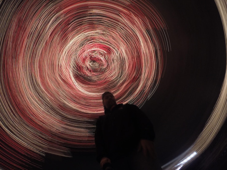 Foto vista de bajo ángulo de un hombre contra remolinos abstractos