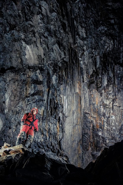 Vista de bajo ángulo del hombre en la cueva