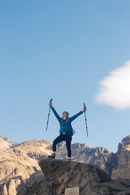 Foto vista de ángulo bajo de un hombre escalando una montaña contra un cielo despejado