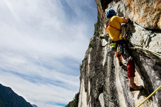 Foto vista desde un ángulo bajo de un hombre escalando rocas