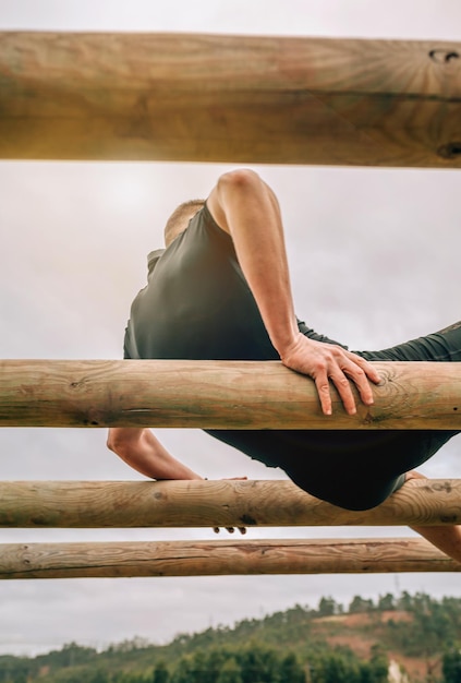 Vista de ángulo bajo de un hombre en una estructura de madera contra el cielo