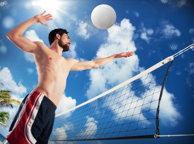 Foto vista de ángulo bajo de un hombre jugando con la pelota contra el cielo