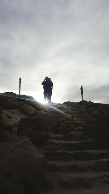 Vista de ángulo bajo de un hombre de pie en una roca