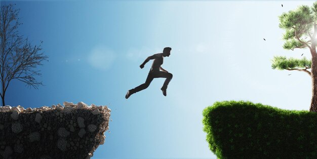 Vista de bajo ángulo de un hombre saltando contra el cielo
