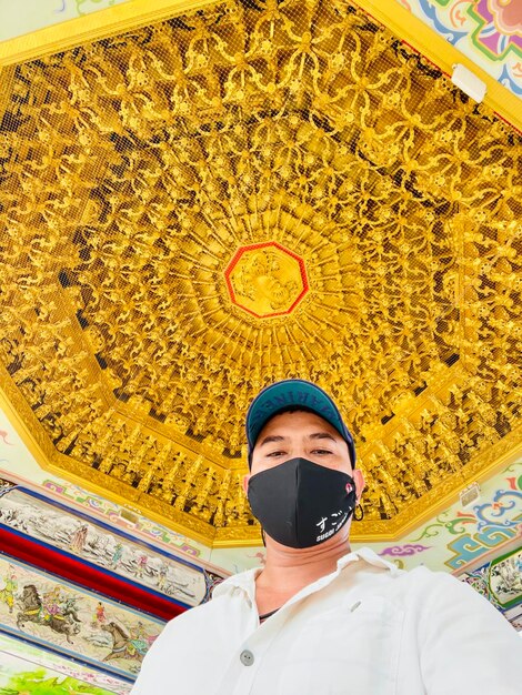 Foto vista de bajo ángulo de un hombre con sombrero