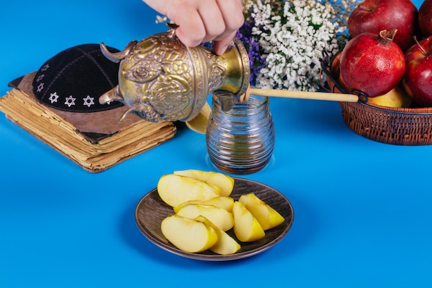 Foto vista de ángulo bajo de un hombre sosteniendo frutas en la mesa