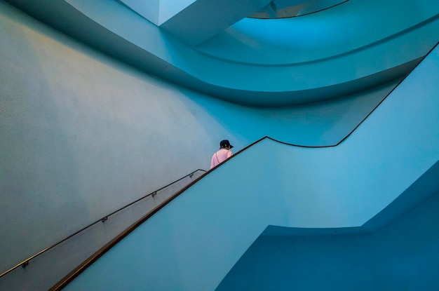 Vista de bajo ángulo de un hombre subiendo la escalera