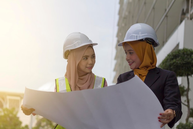 Vista de ángulo bajo del hombre trabajando en el sitio de construcción