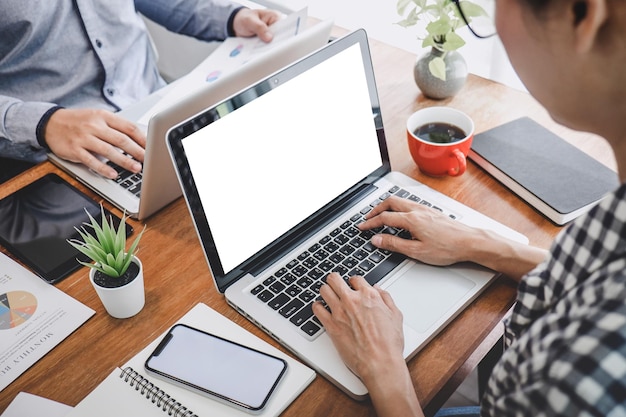 Vista de bajo ángulo de un hombre usando una computadora portátil en la mesa