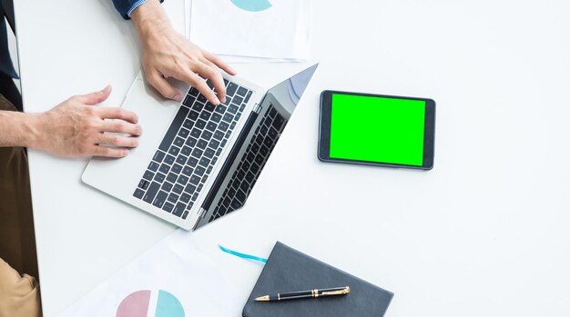Vista de bajo ángulo de un hombre usando una computadora portátil en la mesa