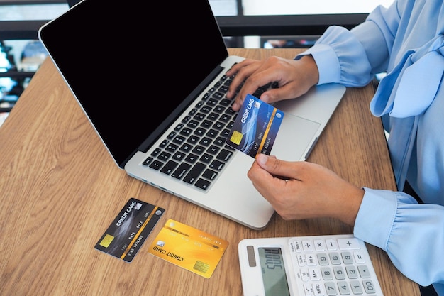 Vista de bajo ángulo de un hombre usando una computadora portátil en la mesa