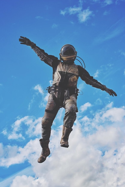 Foto vista de bajo ángulo de un hombre volando contra el cielo