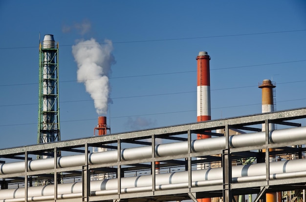 Vista de bajo ángulo del humo que emite la chimenea en la fábrica