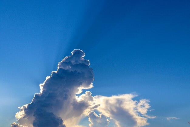 Foto vista en bajo ángulo del humo que emite del cielo azul