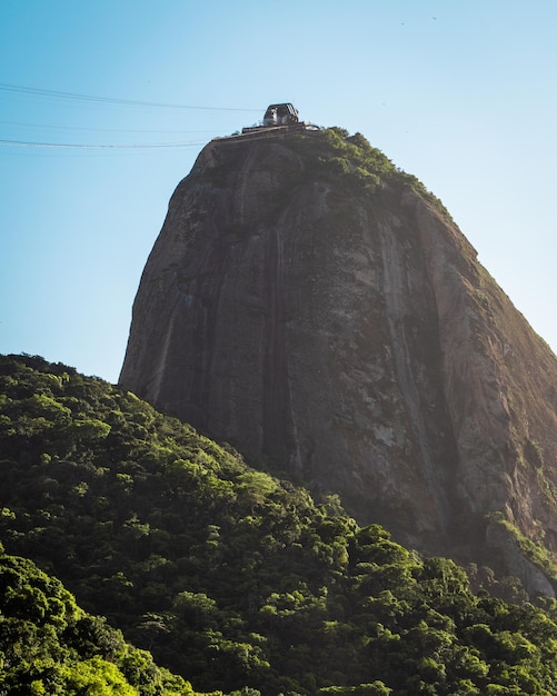 Foto vista en bajo ángulo de la icónica montaña del pan de azúcar