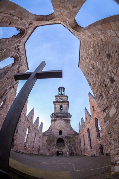 Foto vista en bajo ángulo de la iglesia aegidienkirche contra el cielo