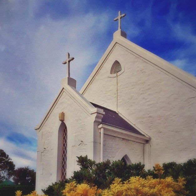 Foto vista de ángulo bajo de la iglesia blanca contra el cielo