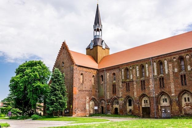 Vista en bajo ángulo de la iglesia cisterciense en Kolbacz, Polonia