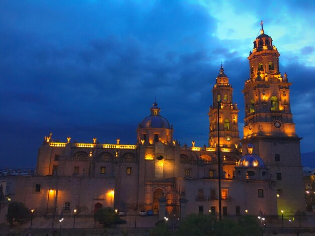 Foto vista en bajo ángulo de la iglesia contra el cielo al anochecer