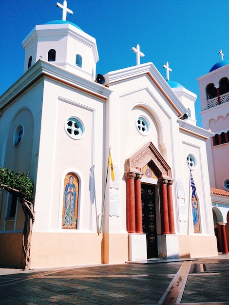 Vista de bajo ángulo de la iglesia contra un cielo azul claro durante un día soleado