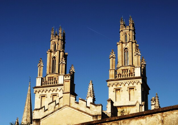 Vista de bajo ángulo de la iglesia contra un cielo azul claro