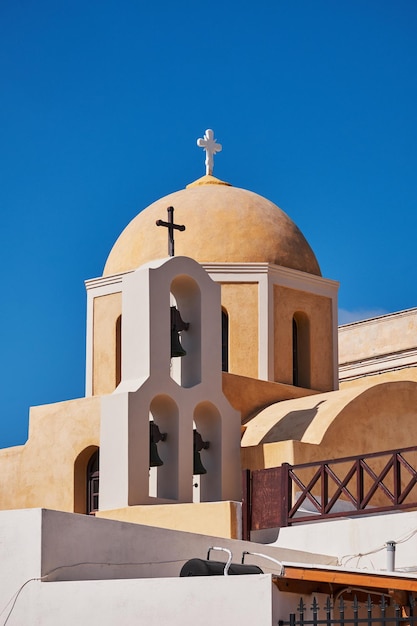 Vista de bajo ángulo de la iglesia contra un cielo azul claro