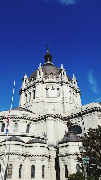 Foto vista en bajo ángulo de la iglesia contra el cielo azul