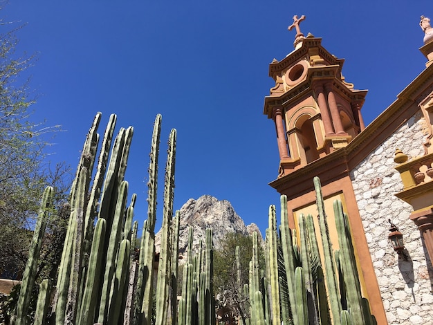 Vista en bajo ángulo de la iglesia contra el cielo azul