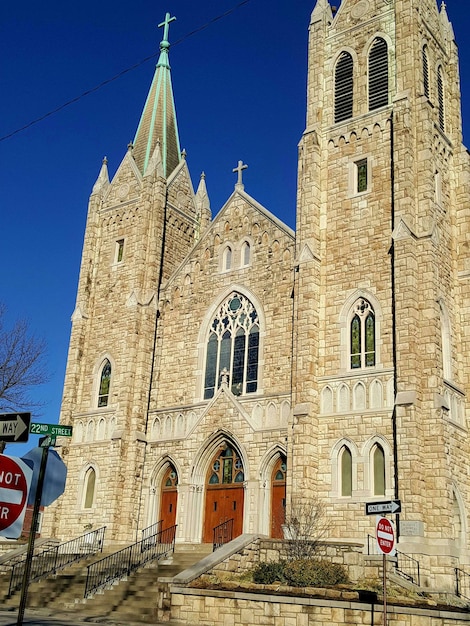 Vista en bajo ángulo de la iglesia contra el cielo azul