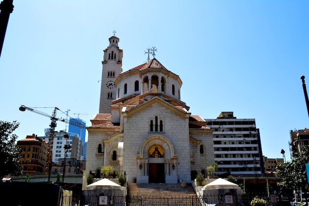 Vista en bajo ángulo de la iglesia contra el cielo despejado en la ciudad