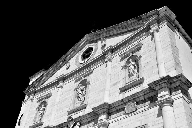 Foto vista en bajo ángulo de la iglesia contra el cielo por la noche