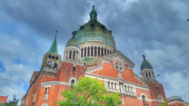 Vista de bajo ángulo de la iglesia contra un cielo nublado