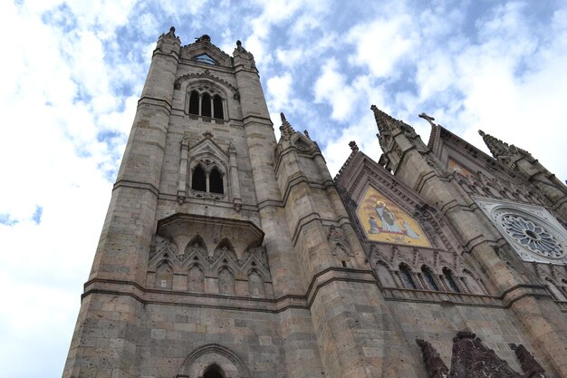 Vista en bajo ángulo de la iglesia contra el cielo