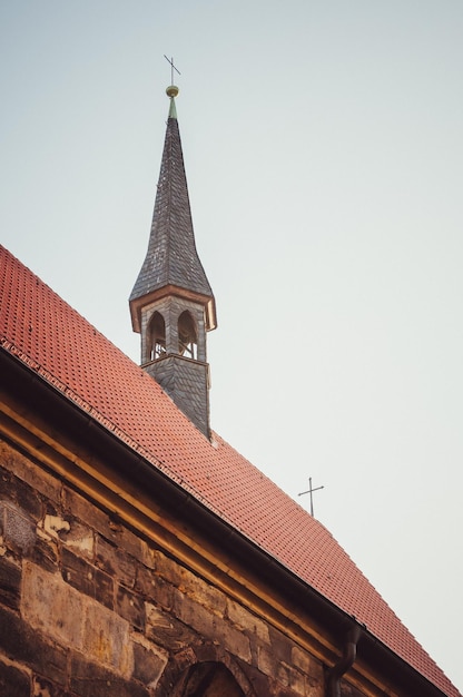 Vista en bajo ángulo de la iglesia contra el cielo