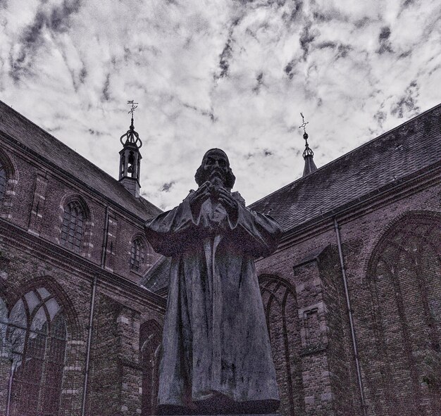 Foto vista en bajo ángulo de la iglesia contra el cielo