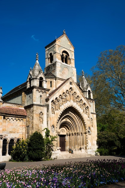 Foto vista de ángulo bajo de la iglesia histórica contra el cielo