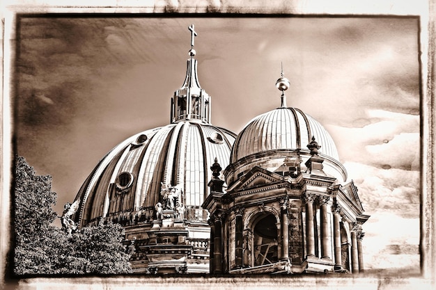 Vista de ángulo bajo de la iglesia