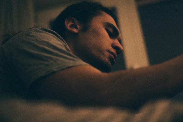 Vista de bajo ángulo de un joven relajándose en casa