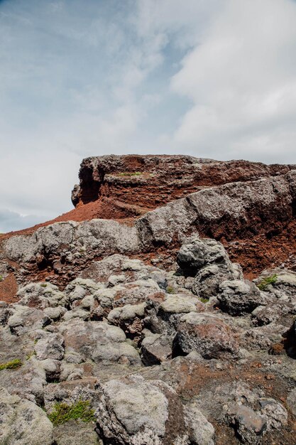 Foto vista de ángulo bajo de la ladera rocosa