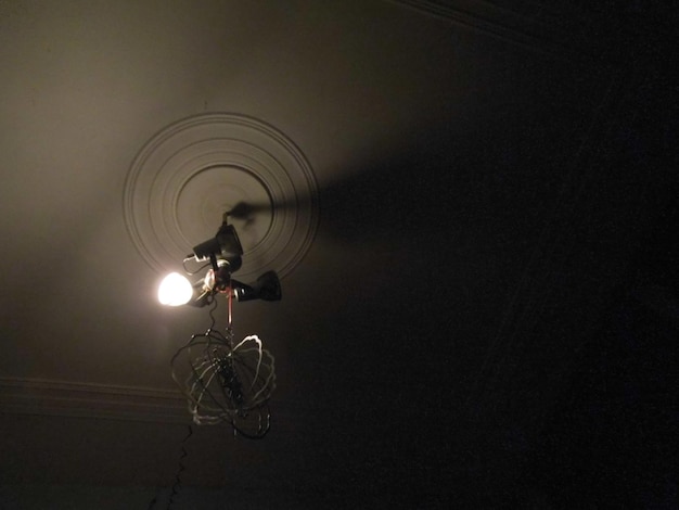 Foto vista en bajo ángulo de la lámpara eléctrica iluminada