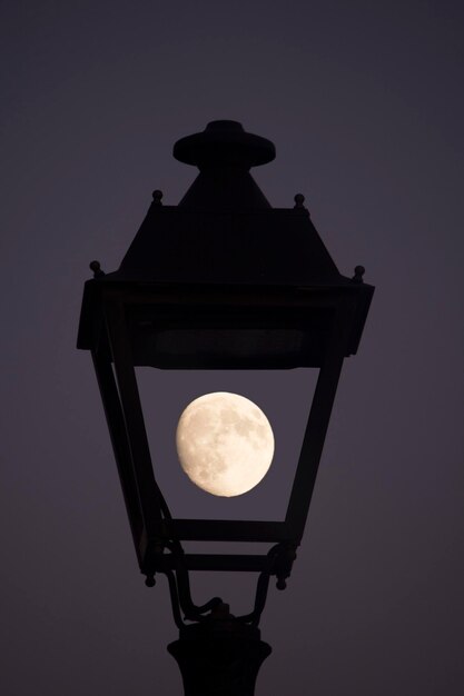 Vista de ángulo bajo de la lámpara iluminada contra el cielo