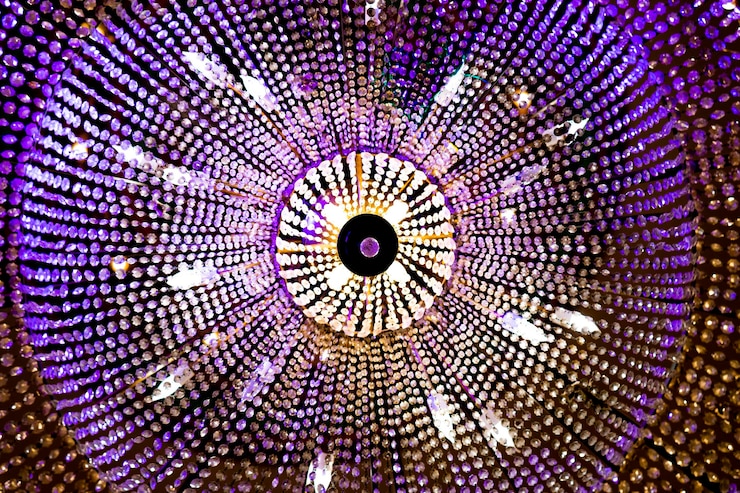 Foto vista de ángulo bajo de la lámpara iluminada