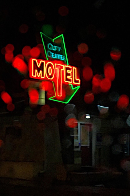 Foto vista de ángulo bajo del letrero iluminado del motel por la noche