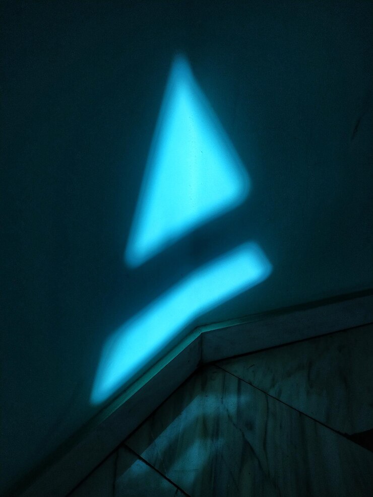 Foto vista en bajo ángulo de un letrero iluminado en la pared